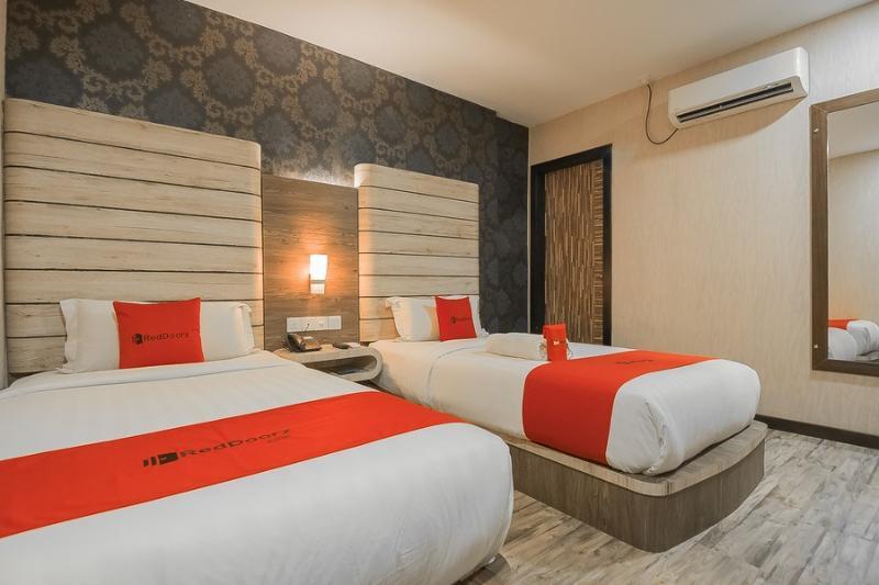 Hotel Reddoorz Near Nagoya Hill à Batam Extérieur photo